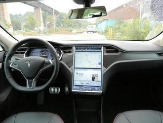 Elektromobil Tesla jel po dálnici bez řidiče, ten zapnul autopilota a přesedl si