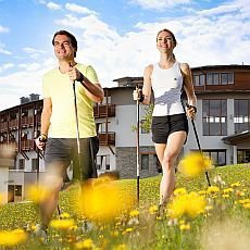 Chůze, která léčí: Jak na nordic walking a výběr turistikých holí