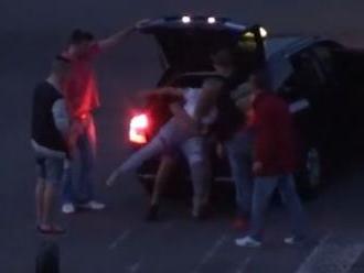 Škandalózne VIDEO spred zvolenského baru: Dievčina v kufri, policajti sa prizerali, poznajú trest