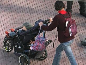 Zúfalí rodičia v tomto meste majú strach: Blaznivá žena   kradne kočíky s deťmi!