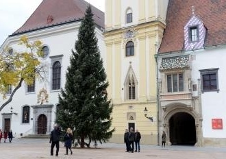 FOTO Vianočná atmosféra je už aj v Bratislave: Na Hlavnom námestí stojí vianočný stromček