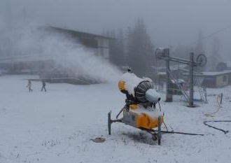 Lyžiari, dobrá správa: V tomto stredisku už začali so zasnežovaním troch zjazdoviek