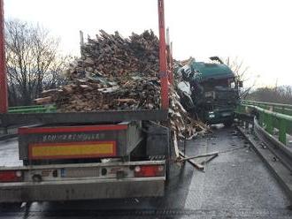 FOTO Pri Žiline sa zrazili dva kamióny a auto: Šiesti zranení, cesta je uzavretá