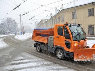 Teploty pod nulou vyhnali v Bratislave sypače, vláda dá viac na diaľnice