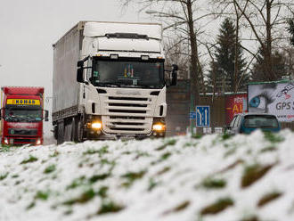 Zima komplikuje dopravu na Slovensku: Prvá obeť sneženia na východe!