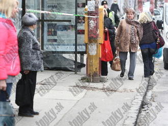 FOTO Horor na zastávke v Bratislave: Okoloidúci si mŕtvolu ani nevšimli