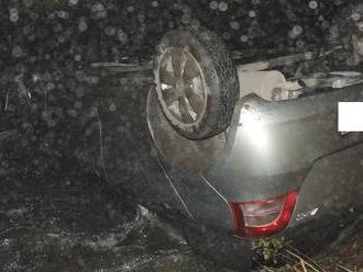 FOTO Nehoda pri Senci: Auto s dvomi osobami skončilo uprostred rieky