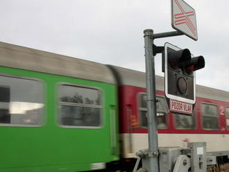 Tragická nehoda na nechránenom železničnom priecestí: Vodič zomrel na mieste