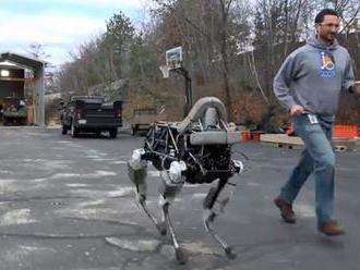 Boston Dynamics představil nového robota - psa, který se pohybuje jako kůň