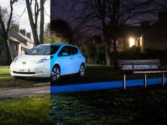 Nissan na elektromobilu Leaf odhalil inovativní světélkující autolak