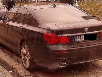 FOTO Jednoducho, nemal miesto zaparkovať: Žilinčan na luxusnom BMW-čku si starosti nerobil!