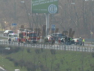 FOTO Hrozivo vyzerajúcej nehody v Petržalke: Čelná zrážka dvoch áut, zasahujú záchranári!