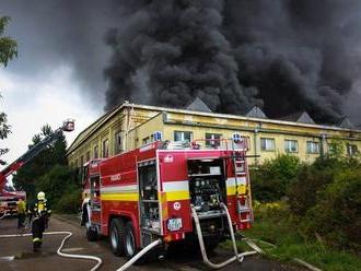 Masívny požiar likvidujú už tri hodiny: V plameňoch tri budovy i autá pred nimi