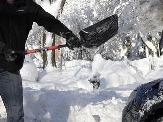 Vodiči, pozor na záveje: V niektorých oblastiach Slovenska husto sneží