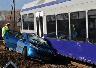 Neuveriteľné šťastie v nešťastí: Zo zrážky auta a vlaku vodička vyviazla len so zraneniami