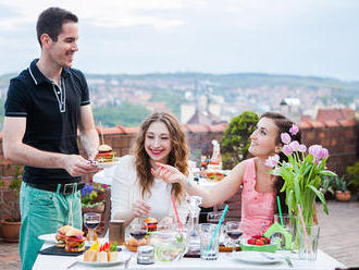 Dokonalé menu na květen: Recepty na domácí burgery, kanapky i pikantní špízy