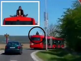 Verejnosť pobavil mladík na streche autobusu: Polícia zakročila, už to vyšetruje!