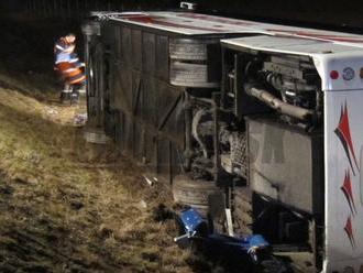 Havária na východe: Autobus zišiel do priekopy, osem ľudí zranených