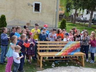 V Dolnom Lopašove berú mladí kultúru do vlastných rúk: Takúto lavičku ste ešte nevideli!