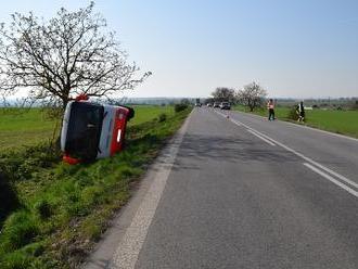 Havária na východe: Autobus zišiel do priekopy, deväť ľudí sa zranilo, tisícové škody