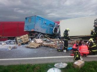 FOTO Tragédie pri Strečne: Po ceste vysypaný tovar, desivú zrážku neprežil vodič Robert  !