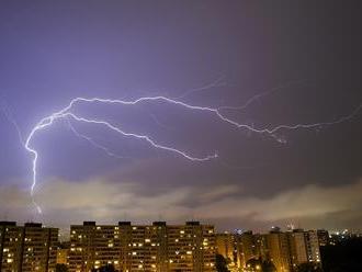 Aj dnes na Slovensku hrozia búrky: Pre tieto oblasti platí výstraha!