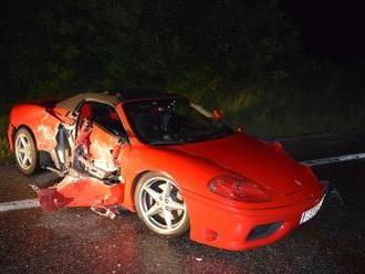 FOTO Zrážka pri Dunajskej Strede: Turek   na ferrari dostal šmyk, štyria zranení!