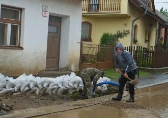 VIDEO Silné dažde spôsobili škody, zaplavené viaceré obce: Najhoršie môže prísť cez víkend!