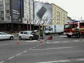 FOTO Nehoda na Trnavskom mýte: Dvaja zranení skončili v nemocnici