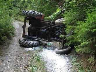 Traktor sa prevrátil na poľnej ceste, šofér bol na mieste mŕtvy  