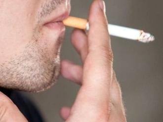 Prieskum medzi fajčiarmi: Prvú cigaretu si Slováci zapália už pred 18-kou