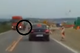 VIDEO Šialenec pri Trenčíne: Hororová jazda motorkára, od smrti ho delili centimetre!