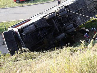 Vážna dopravná nehoda: Pri zrážke autobusu a auta sa zranilo 13 ľudí!