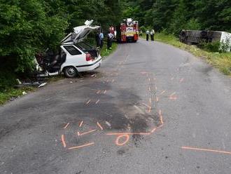 FOTO Vážnej nehody pri Žiari nad Hronom: Pri zrážke auta s autobusom sa zranilo sedem ľudí