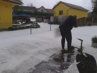 Šialené búrky zasiahli Česko, idú k nám: FOTO Biele záveje ako v januári a prudké ochladenie