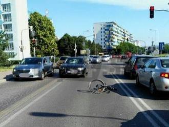 FOTO Zrážky audiny s cyklistom   v Bratislave: Preletel cez kapotu, skončil v nemocnici