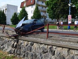 FOTO Nehoda v Dubnici nad Váhom: Na mol opitý Milan   nabúral kamarátovo auto