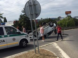 FOTO Nehoda pod Prístavným mostom: Po silnom náraze skončilo auto na streche