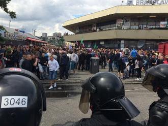 Bratislavskí policajti v pohotovosti: FOTO Na stanici sa schádzajú účastníci protestu Stop islamizác