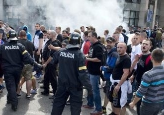 ONLINE Policajti v pohotovosti: VIDEO protestujúci sú na SNP, rečnia, priniesli si atrapy výbušnín!