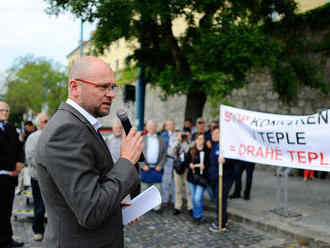 Liberáli chcú presunúť všetkých utečencov do jedného tábora mimo EÚ