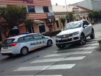 VIDEO Vodič v Topoľčanoch zaparkoval na priechode: Policajti nakukli a...