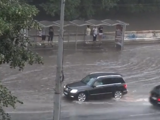 Vodiči, pozor: VIDEO Úraduje počasie, zosunul sa svah, Banská Bystrica je zaplavená