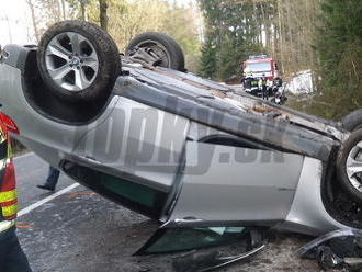 Nehoda na R1 v smere na Nitru, osobné auto sa prevrátilo na strechu