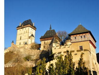 Hrad Karlštejn v létě nabízí večerní prohlídky, koncerty a speciální trasu pro děti