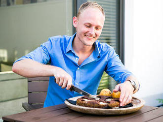 Měsíc s food blogery: Voňavý čokoládový koláč s hruškami. A je úplně bez mouky!