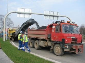 Prešovský kraj prispeje mestám a obciam na opravu ciest, kúpi aj sypače