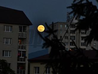 FOTOREPORTÁŽ Slováci včera pozorovali bosorácke znamenie: Mesiac ako z upírskych filmov