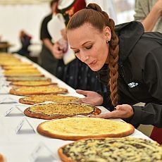 Umíte péct frgály nebo vařit klobásy? Přijeďte soutěžit na Karlovský gastrofestival