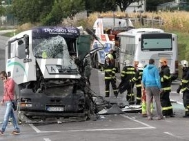 FOTO Strašnej nehody pri Nitre: Dva kamióny sa zrazili s autobusom plným detí, jeden mŕtvy!